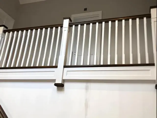 Landing balustrade with white spindles and oak handrail